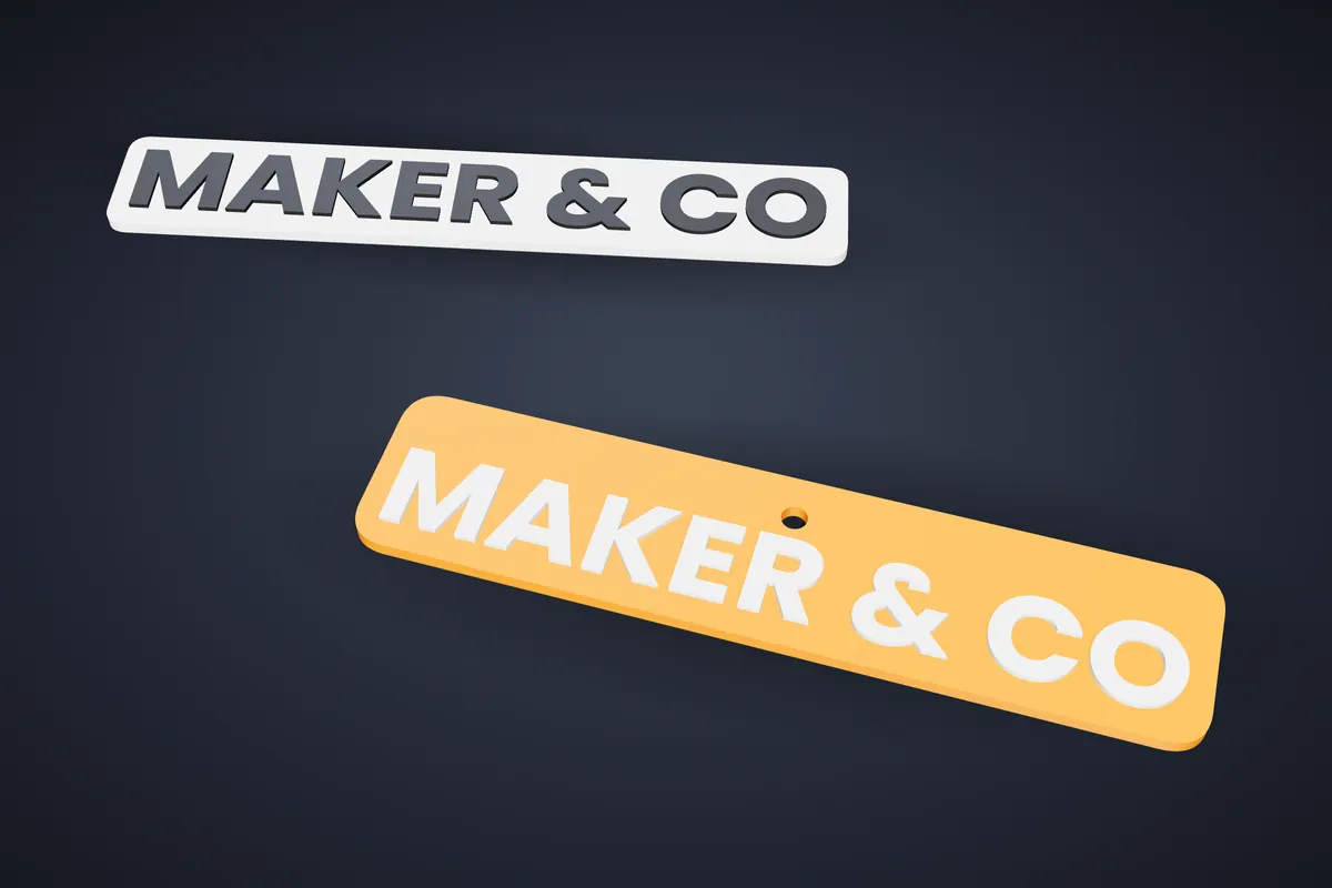 Un cartello e un portachiavi con il marchio del creatore MAKER & CO