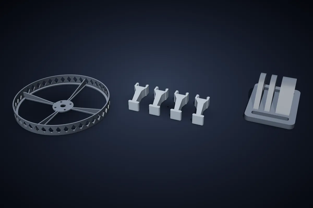 淺色背景上的 3D 列印無人機零件:有菱形格柵外環的 5 吋螺旋槳護罩、一組卡扣式起落架腳,以及運動相機叉形支架